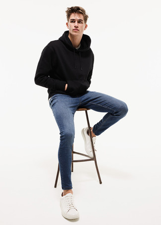 Quale jeans indossare con sneakers basse bianche quando fa caldo in modo rilassato: Abbina una felpa con cappuccio nera con jeans per un look comfy-casual. Sneakers basse bianche sono una gradevolissima scelta per completare il look.