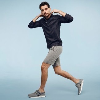 Come indossare e abbinare pantaloncini sportivi per un uomo di 30 anni: Combina una felpa con cappuccio nera con pantaloncini sportivi per un look comfy-casual. Perfeziona questo look con un paio di scarpe sportive grigie.
