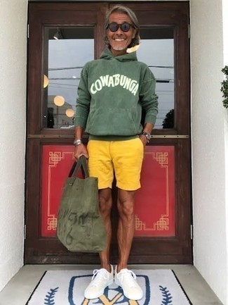Quale pantaloncini indossare con una felpa con cappuccio verde scuro: Opta per una felpa con cappuccio verde scuro e pantaloncini per un look comfy-casual. Perfeziona questo look con un paio di sneakers basse di tela beige.