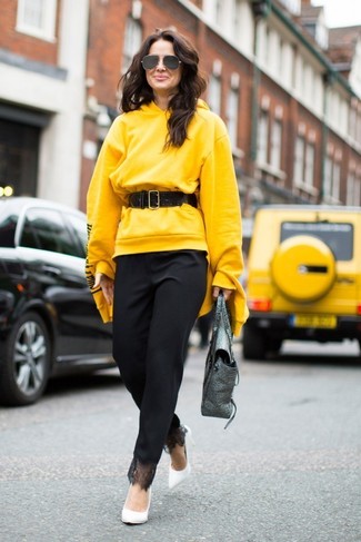 Come indossare e abbinare un maglione giallo per una donna di 30 anni quando fa caldo: Abbina un maglione giallo con pantaloni stretti in fondo neri per un outfit che si fa notare. Décolleté in pelle bianchi sono una valida scelta per completare il look.