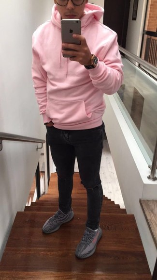 Quale scarpe sportive indossare con jeans aderenti neri per un uomo di 30 anni: Potresti combinare una felpa con cappuccio rosa con jeans aderenti neri per un look comfy-casual. Scarpe sportive sono una valida scelta per completare il look.