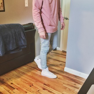 Look alla moda per uomo: Felpa con cappuccio rosa, Jeans azzurri, Sneakers alte di tela bianche