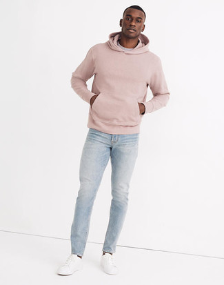 Come indossare e abbinare jeans azzurri quando fa caldo in modo casual: Potresti indossare una felpa con cappuccio rosa e jeans azzurri per affrontare con facilità la tua giornata. Sneakers basse di tela bianche sono una validissima scelta per completare il look.