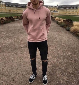 Come indossare e abbinare una felpa con cappuccio rosa: Per un outfit della massima comodità, prova ad abbinare una felpa con cappuccio rosa con jeans strappati neri. Sfodera il gusto per le calzature di lusso e scegli un paio di sneakers basse di tela nere e bianche.