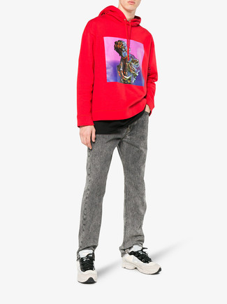 Look alla moda per uomo: Felpa con cappuccio stampata rossa, T-shirt girocollo nera, Jeans grigi, Scarpe sportive beige
