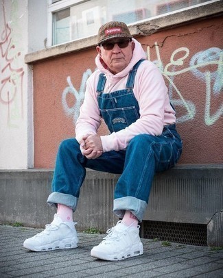 Come indossare e abbinare calzini fucsia per un uomo di 60 anni: Potresti combinare una felpa con cappuccio rosa con calzini fucsia per un outfit rilassato ma alla moda. Ti senti creativo? Completa il tuo outfit con un paio di scarpe sportive bianche.