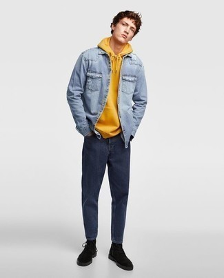 Quale stivali casual indossare con una camicia di jeans azzurra per un uomo di 17 anni in modo casual: Indossa una camicia di jeans azzurra e jeans blu scuro per vestirti casual. Scegli uno stile classico per le calzature e indossa un paio di stivali casual.