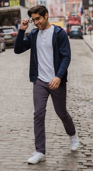 Come indossare e abbinare jeans viola melanzana per un uomo di 20 anni in modo casual: Prova a combinare una felpa con cappuccio blu scuro con jeans viola melanzana per vestirti casual. Sneakers basse in pelle bianche sono una gradevolissima scelta per completare il look.