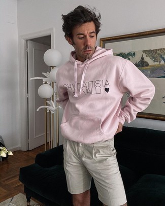 Come indossare e abbinare pantaloncini bianchi per un uomo di 30 anni: Combina una felpa con cappuccio stampata rosa con pantaloncini bianchi per una sensazione di semplicità e spensieratezza.