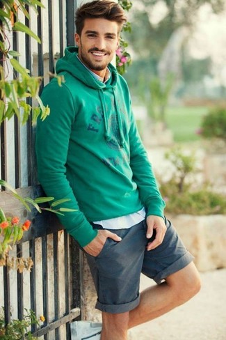 Come indossare e abbinare un maglione verde menta in modo casual: Per un outfit della massima comodità, scegli un outfit composto da un maglione verde menta e pantaloncini foglia di tè.