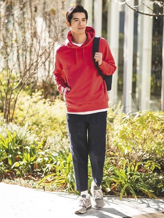Quale scarpe sportive indossare con chino grigi: Prova a combinare una felpa con cappuccio rossa con chino grigi per un look semplice, da indossare ogni giorno. Per un look più rilassato, indossa un paio di scarpe sportive.