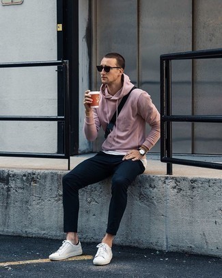 Come indossare e abbinare un salvapiede nero per un uomo di 20 anni in modo casual: Metti una felpa con cappuccio rosa e un salvapiede nero per un look comfy-casual. Mettiti un paio di sneakers basse di tela bianche per mettere in mostra il tuo gusto per le scarpe di alta moda.