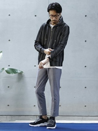 Look alla moda per uomo: Felpa con cappuccio a righe verticali nera, T-shirt girocollo bianca, Chino grigi, Scarpe sportive nere e bianche
