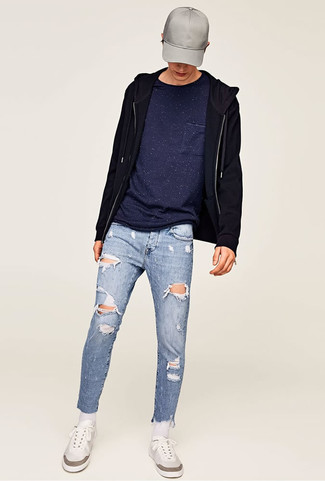 Look alla moda per uomo: Felpa con cappuccio nera, T-shirt girocollo blu scuro, Jeans aderenti strappati azzurri, Sneakers basse bianche