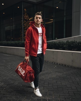 Look alla moda per uomo: Felpa con cappuccio rossa, T-shirt girocollo stampata bianca e rossa, Jeans grigio scuro, Sneakers basse di tela bianche