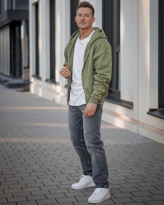Quale sneakers basse indossare con jeans grigi in modo casual: Coniuga una felpa con cappuccio verde oliva con jeans grigi per un look spensierato e alla moda. Rifinisci questo look con un paio di sneakers basse.