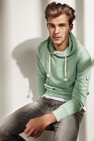 Look alla moda per uomo: Felpa con cappuccio verde menta, T-shirt girocollo bianca, Jeans grigi