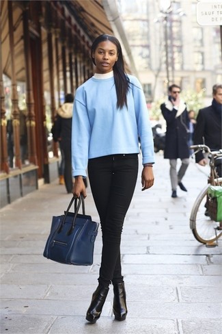 Come indossare e abbinare una felpa azzurra con jeans aderenti neri per una donna di 20 anni: Opta per una felpa azzurra e jeans aderenti neri per un look spensierato e alla moda. Un paio di stivaletti in pelle neri si abbina alla perfezione a una grande varietà di outfit.