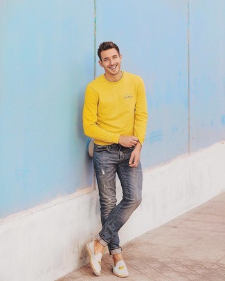 Come indossare e abbinare scarpe ricamate: Prova a combinare una felpa gialla con jeans strappati blu per un look comfy-casual. Indossa un paio di espadrillas di tela ricamate bianche per dare un tocco classico al completo.