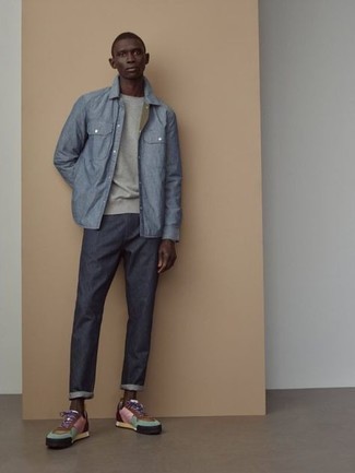 Quale jeans indossare con sneakers basse multicolori per un uomo di 30 anni: Per un outfit quotidiano pieno di carattere e personalità, scegli una felpa grigia e jeans. Sneakers basse multicolori sono una gradevolissima scelta per completare il look.