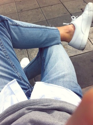Quale felpa indossare con jeans blu: Metti una felpa e jeans blu e sarai un vero sballo. Se non vuoi essere troppo formale, mettiti un paio di sneakers basse in pelle bianche.