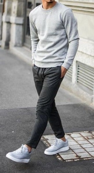 Quale felpa indossare con chino grigio scuro: Punta su una felpa e chino grigio scuro per un outfit comodo ma studiato con cura. Perfeziona questo look con un paio di sneakers basse in pelle grigie.