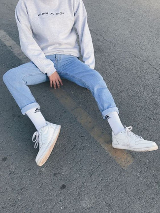 Come indossare e abbinare una felpa stampata grigia: Potresti combinare una felpa stampata grigia con jeans azzurri per un fantastico look da sfoggiare nel weekend. Rifinisci questo look con un paio di sneakers basse in pelle bianche.