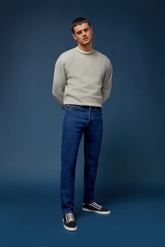 Quale felpa indossare con jeans blu scuro: Vestiti con una felpa e jeans blu scuro per un look spensierato e alla moda. Sneakers basse di tela nere e bianche sono una buona scelta per completare il look.