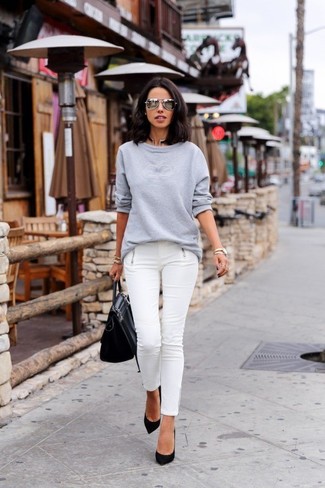 Quale felpa indossare con jeans aderenti bianchi: Abbina una felpa con jeans aderenti bianchi per un look trendy e alla mano. Décolleté in pelle scamosciata neri sono una splendida scelta per completare il look.
