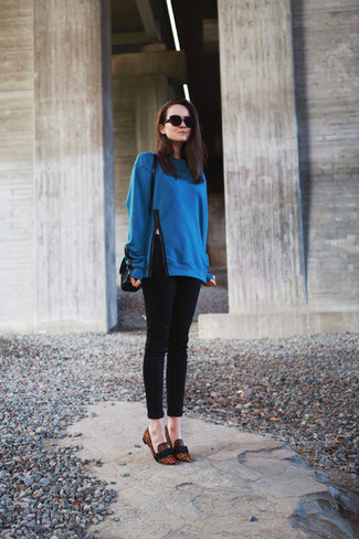 Quale jeans aderenti indossare con una felpa blu: Distinguiti anche negli ambienti più alla moda con una felpa blu e jeans aderenti. Prova con un paio di mocassini eleganti in pelle scamosciata leopardati marroni per dare un tocco classico al completo.