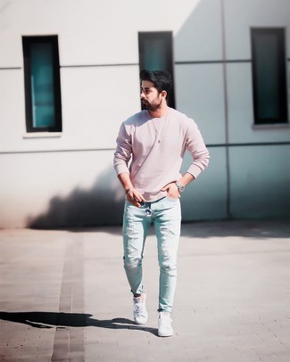 Come indossare e abbinare scarpe in primavera 2025 in modo rilassato: Punta su una felpa rosa e jeans aderenti strappati azzurri per un'atmosfera casual-cool. Sfodera il gusto per le calzature di lusso e scegli un paio di sneakers basse di tela bianche come calzature. Un outfit magnifico per essere più cool e assolutamente alla moda anche in primavera.