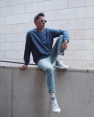 Come indossare e abbinare una felpa blu per un uomo di 30 anni: Coniuga una felpa blu con jeans azzurri per affrontare con facilità la tua giornata. Prova con un paio di sneakers alte di tela stampate grigie per un tocco più rilassato.