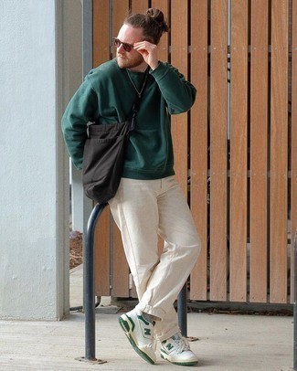 Quale jeans indossare con sneakers basse bianche e verdi per un uomo di 30 anni quando fa caldo: Vestiti con una felpa verde scuro e jeans per un look semplice, da indossare ogni giorno. Perfeziona questo look con un paio di sneakers basse bianche e verdi.