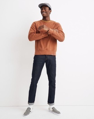 Quale jeans indossare con una felpa arancione in primavera 2024: Mostra il tuo stile in una felpa arancione con jeans per un look trendy e alla mano. Completa questo look con un paio di sneakers senza lacci di tela a quadri nere e bianche. Una eccellente scelta per essere cool e trendy anche durante la stagione transitoria.