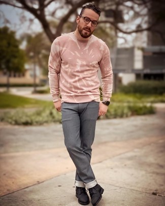 Come indossare e abbinare jeans grigi con stivali casual in pelle marroni: Indossa una felpa effetto tie-dye rosa e jeans grigi per un look spensierato e alla moda. Sfodera il gusto per le calzature di lusso e scegli un paio di stivali casual in pelle marroni come calzature.