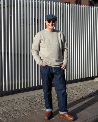 Come indossare e abbinare jeans con stivali da lavoro per un uomo di 50 anni in modo casual: Indossa una felpa grigia con jeans per un look spensierato e alla moda. Stivali da lavoro aggiungono un tocco particolare a un look altrimenti classico.