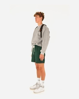 Come indossare e abbinare sneakers basse bianche per un uomo di 17 anni: Combina una felpa grigia con pantaloncini verde scuro per un look semplice, da indossare ogni giorno. Completa questo look con un paio di sneakers basse bianche.