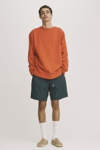 Look alla moda per uomo: Felpa arancione, Pantaloncini sportivi verde scuro, Sneakers senza lacci di tela beige, Cintura di tela blu scuro