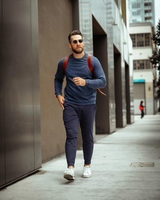 Quale pantaloni sportivi indossare con una felpa blu per un uomo di 30 anni: Potresti combinare una felpa blu con pantaloni sportivi per un look comfy-casual. Questo outfit si abbina perfettamente a un paio di sneakers basse di tela bianche.
