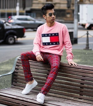 Look alla moda per uomo: Felpa stampata rosa, Chino scozzesi rossi, Sneakers basse di tela bianche, Occhiali da sole grigio scuro
