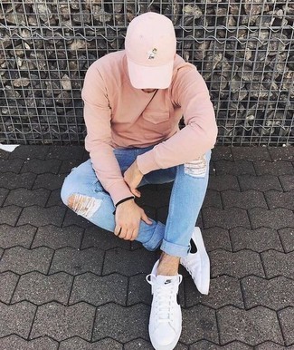 Come indossare e abbinare jeans aderenti strappati azzurri: Coniuga una felpa rosa con jeans aderenti strappati azzurri per una sensazione di semplicità e spensieratezza. Sfodera il gusto per le calzature di lusso e calza un paio di sneakers basse in pelle bianche e nere.