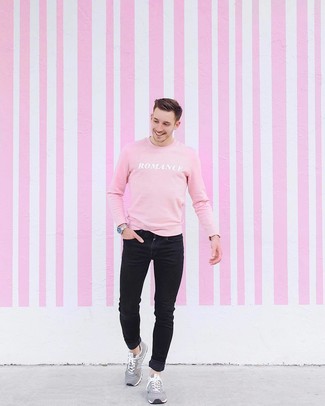 Come indossare e abbinare jeans neri in primavera 2025 in modo rilassato: Scegli una felpa stampata rosa e jeans neri per un look comfy-casual. Per distinguerti dagli altri, calza un paio di scarpe sportive in pelle scamosciata grigie. Ecco una buona scelta per creare uno stupendo outfit primaverile.