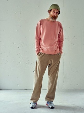 Come indossare e abbinare sneakers argento per un uomo di 50 anni quando fa caldo: Indossa una felpa rosa e pantaloni sportivi marrone chiaro per un outfit rilassato ma alla moda. Prova con un paio di sneakers argento per un tocco più rilassato.
