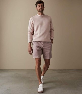 Come indossare e abbinare una felpa rosa: Metti una felpa rosa e pantaloncini rosa per un look spensierato e alla moda. Questo outfit si abbina perfettamente a un paio di sneakers basse di tela bianche.