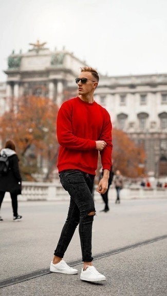 Come indossare e abbinare jeans neri con sneakers basse bianche e nere quando fa caldo in modo rilassato: Metti una felpa rossa e jeans neri per un'atmosfera casual-cool. Sneakers basse bianche e nere sono una eccellente scelta per completare il look.