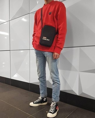 Come indossare e abbinare una felpa rossa per un uomo di 20 anni: Combina una felpa rossa con jeans azzurri per un look spensierato e alla moda. Se non vuoi essere troppo formale, scegli un paio di sneakers alte di tela nere e bianche.