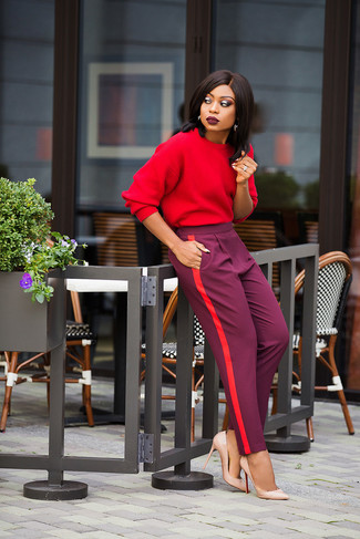 Come indossare e abbinare un maglione rosso e bianco: Mostra il tuo stile in un maglione rosso e bianco con pantaloni stretti in fondo viola melanzana per vestirti casual. Décolleté in pelle beige sono una gradevolissima scelta per completare il look.