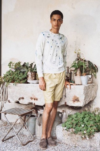 Moda uomo anni 20: Opta per una felpa stampata bianca e pantaloncini beige per un look raffinato per il tempo libero. Prova con un paio di mocassini eleganti in pelle scamosciata marroni per un tocco virile.