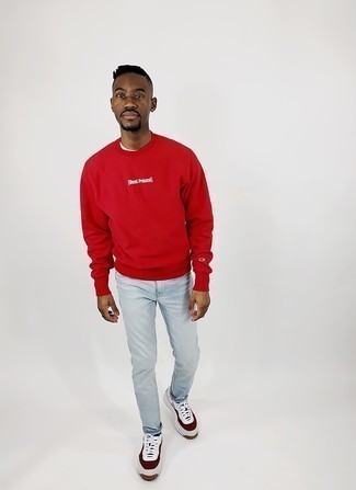 Come indossare e abbinare un maglione rosso in modo casual: Potresti combinare un maglione rosso con jeans azzurri per un look semplice, da indossare ogni giorno. Sfodera il gusto per le calzature di lusso e scegli un paio di sneakers basse in pelle bianche e rosse come calzature.