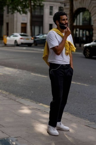 Come indossare e abbinare un maglione giallo in primavera 2025: Opta per un maglione giallo e chino di velluto a coste neri per un look raffinato per il tempo libero. Scegli uno stile classico per le calzature e calza un paio di sneakers basse in pelle bianche. Ecco un look indispensabile per i mesi primaverili.